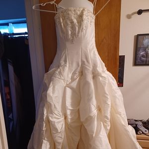 Beautiful wedding dress size 6, comes with the keep sake box....nothing is wrong